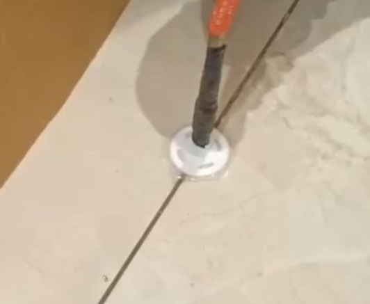 银州瓷砖空鼓维修公司专业解答瓷砖在铺贴过程中，如果没有涂抹均匀到位的粘结材料（如水泥砂浆或瓷砖胶），可能会导致以下问题