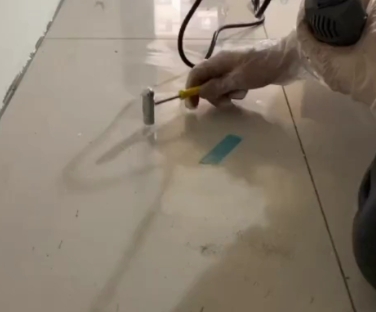 银州瓷砖开裂维修公司专业分享瓷砖在铺贴前如果没有沥干水分，将会导致以下问题